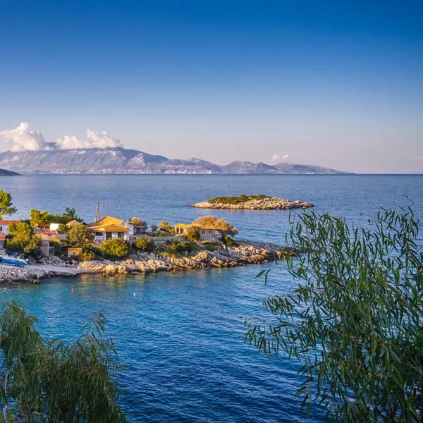 La baia di Agios Nikolaos con l’isolotto